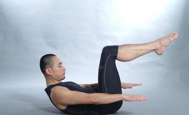 呼气,抬起双臂,头部,胸部,同时伸直双腿,双臂降低至身体两侧并与垫子