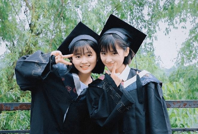 毕业后才明白,穿粉色领子学士服的学生薪资最低,这样说是否片面_专业_颜色_理科