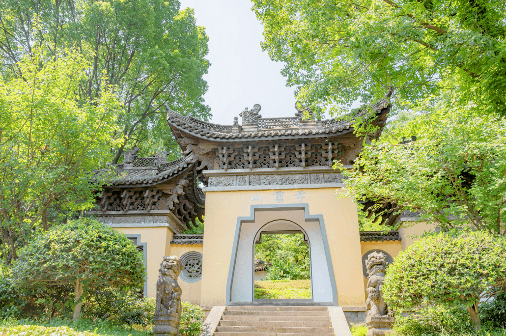 殿中的西施像,神態沉靜,端坐於浣紗石上.