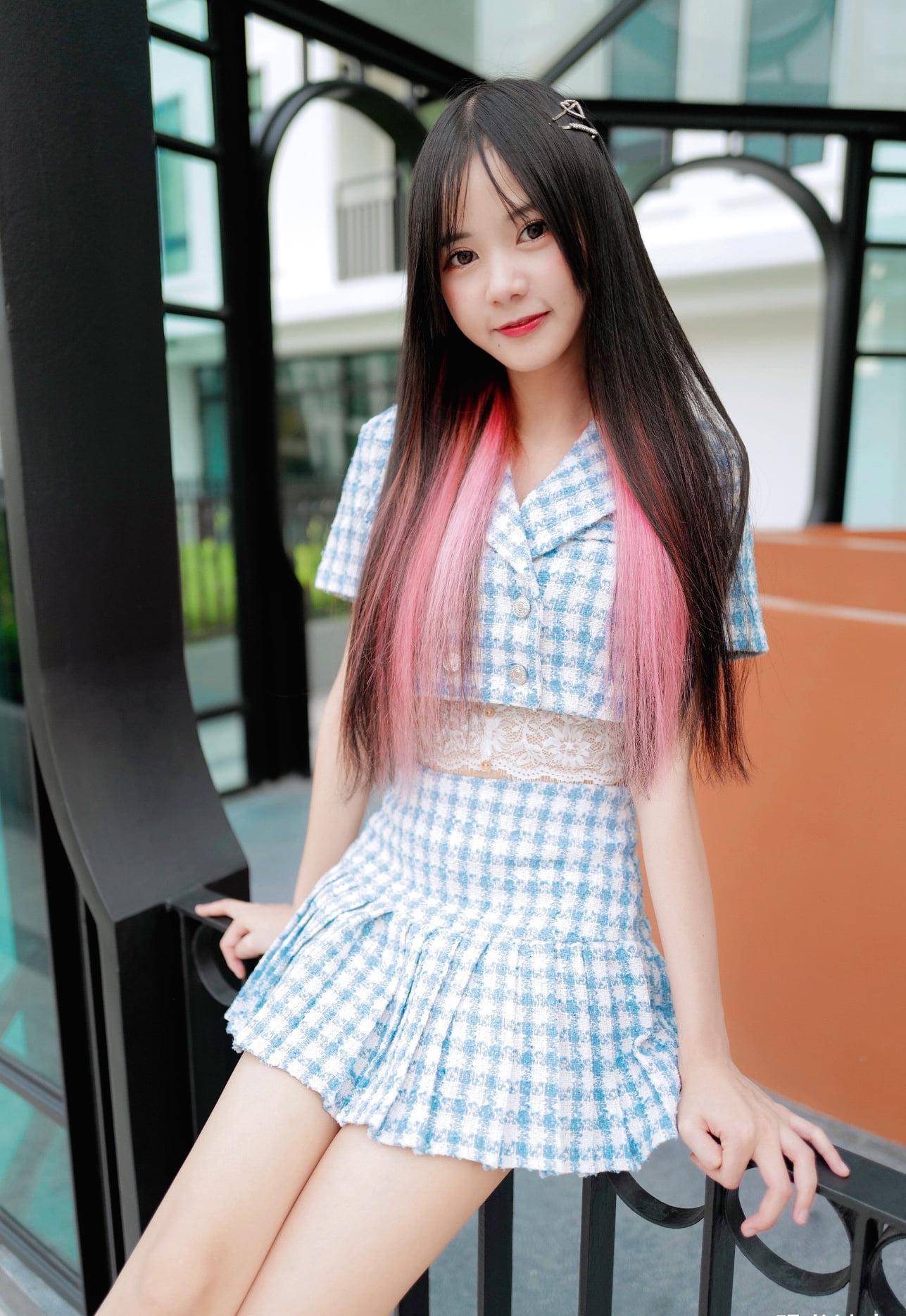 穿搭萝莉风的女孩子,对喜欢的人来说,她楚楚动人的样子,甜美可爱_朋友