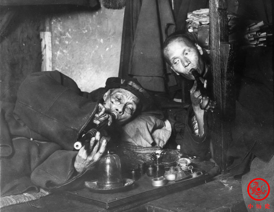 晚清老照片:6名男子拍合影表情滑稽搞笑,青楼女子其貌不扬_小林_鸦片