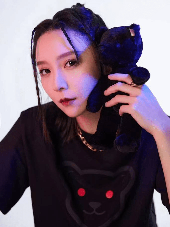 刘婧写真大片 古灵精怪超酷有范儿-搜狐大视野-搜狐新闻