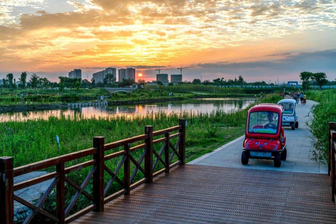 於是,彭祖新城溼地公園(五湖四海)就成了彭山賞日落的必去地之一.