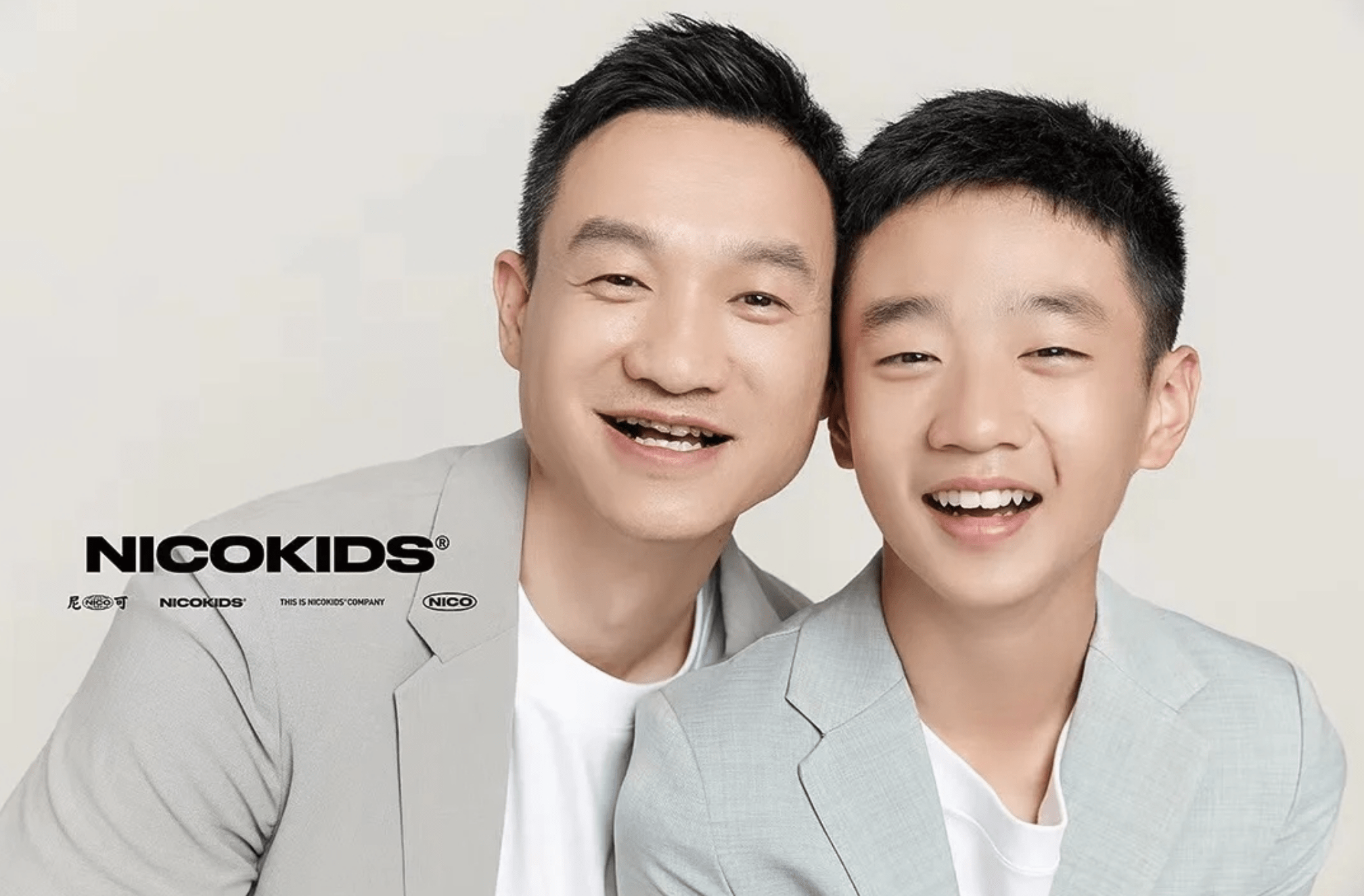 原创杨威一家拍写真父子同框像兄弟杨阳洋和双胞胎妹妹有爱互动