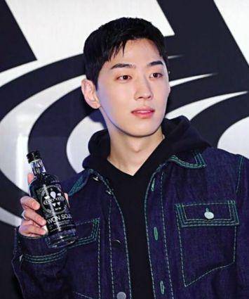 南韩嘻哈男神gray隶属知名厂牌「aomg」,高颜值使得他有着「嘻哈界南