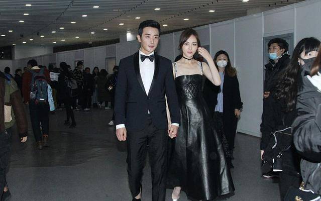 唐嫣罗晋出席活动,穿黑色吊带裙秀美腿,这身材也太好了吧_的设计_时尚