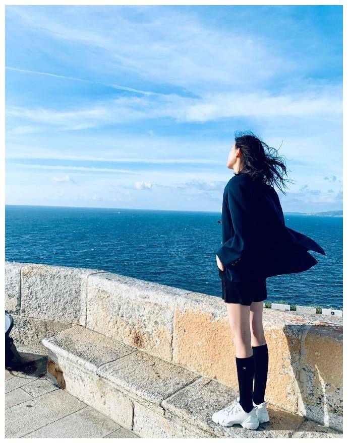 国模李舒萍西班牙跨国秀美腿!无袖t恤 超短裤真撩人,腿比景美