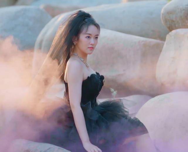难怪刘泳希喜欢黑色婚纱,看到她婚纱照的效果,哪个女生不心动?