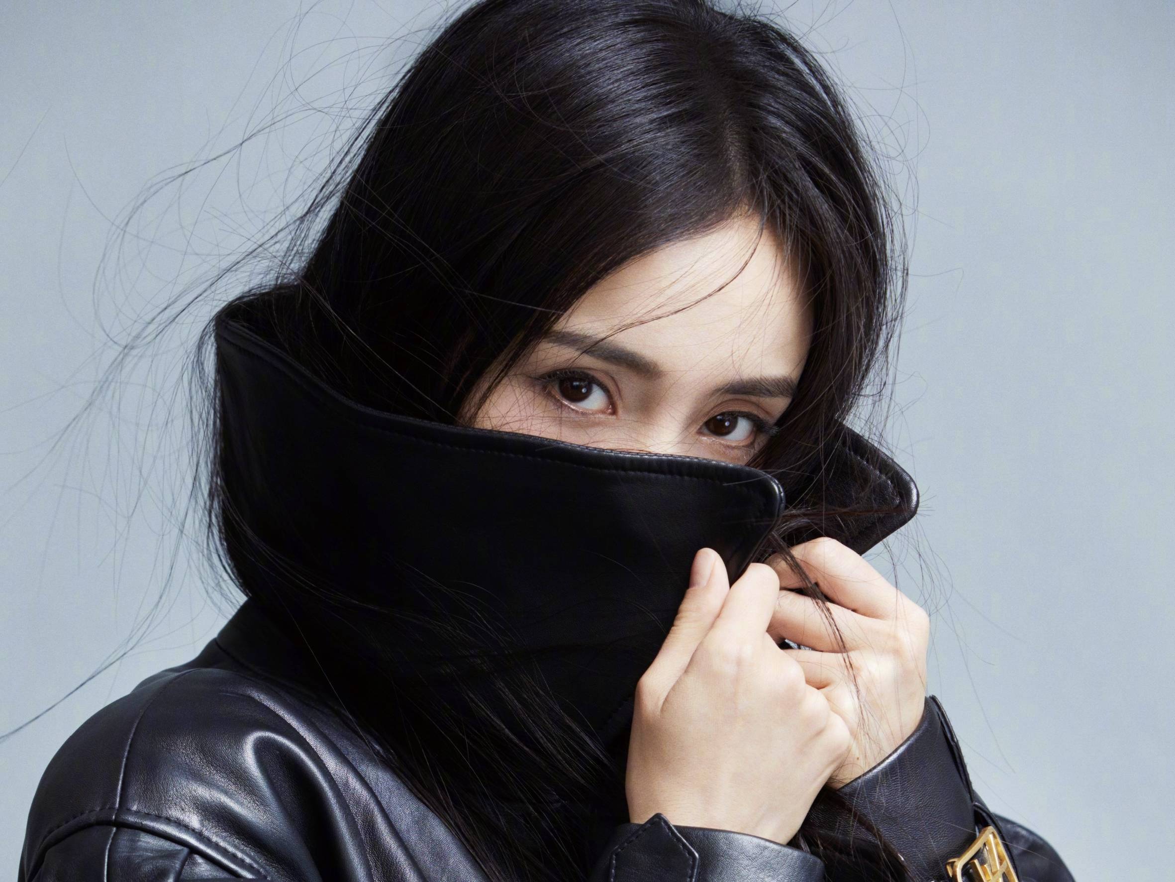 近日,瑞丽杂志晒出杨幂为其拍摄的周年封面照片,这是她出道以来,第四