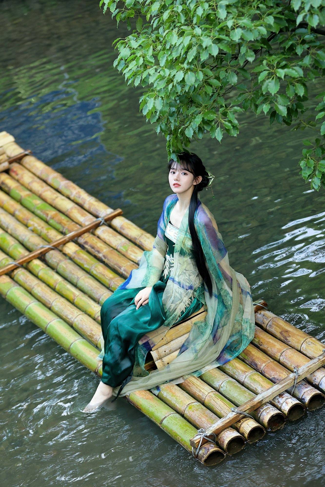 绿色汉服美女流水小船写真