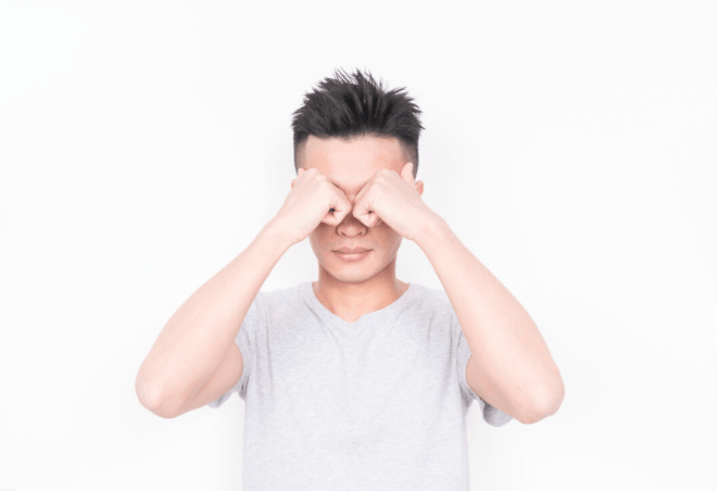 艾嘉仁|眼睛代表一个人的精神,和健康的状态_摩擦_拇指_部位