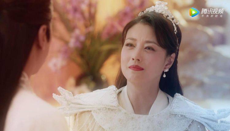 在《香蜜沉沉烬如霜》中,周海媚饰演的天后荼姚原是鸟族的一只凤凰,当