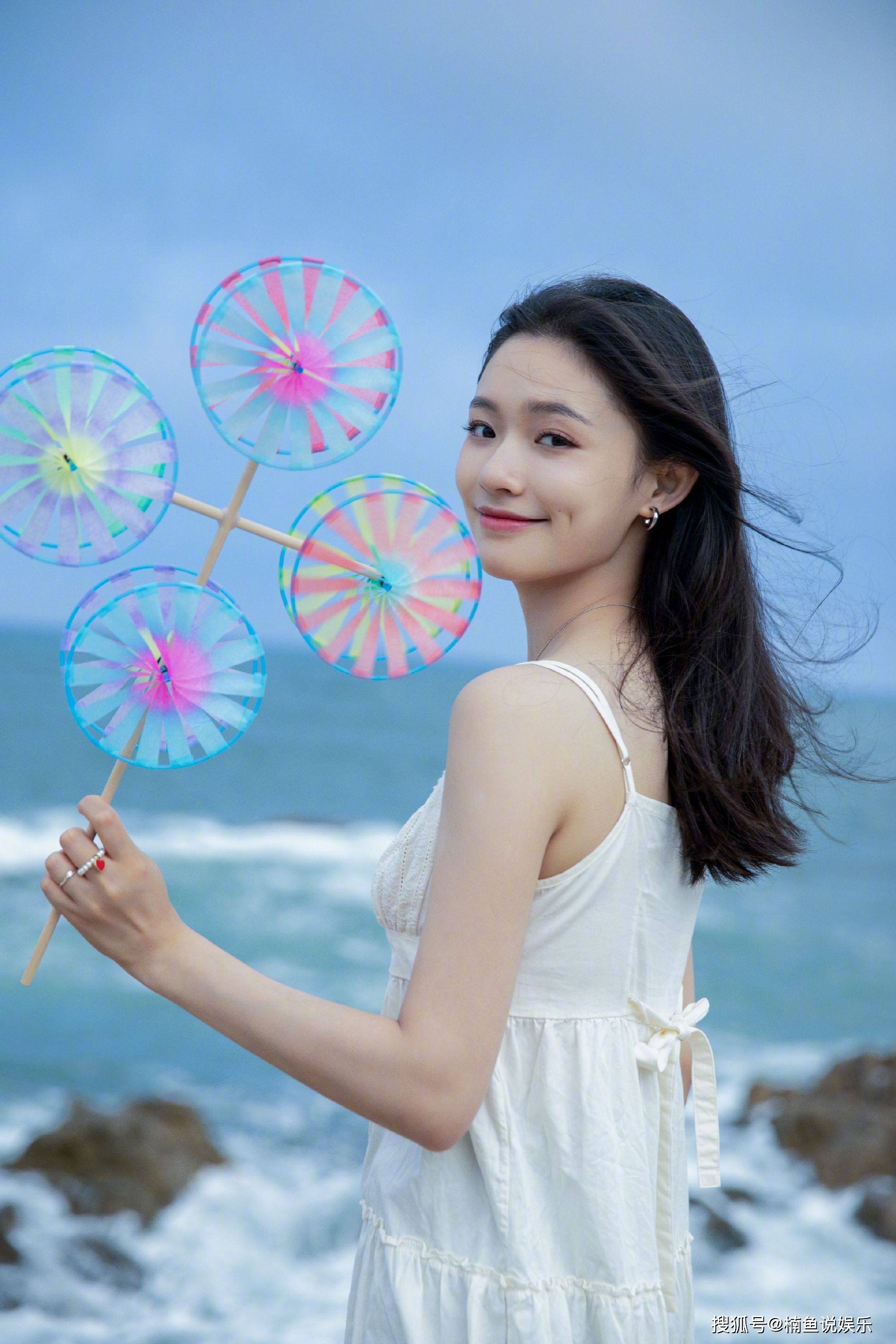 林允是仙女吧穿吊带裙置身海边清纯无辜26岁美成了一幅画