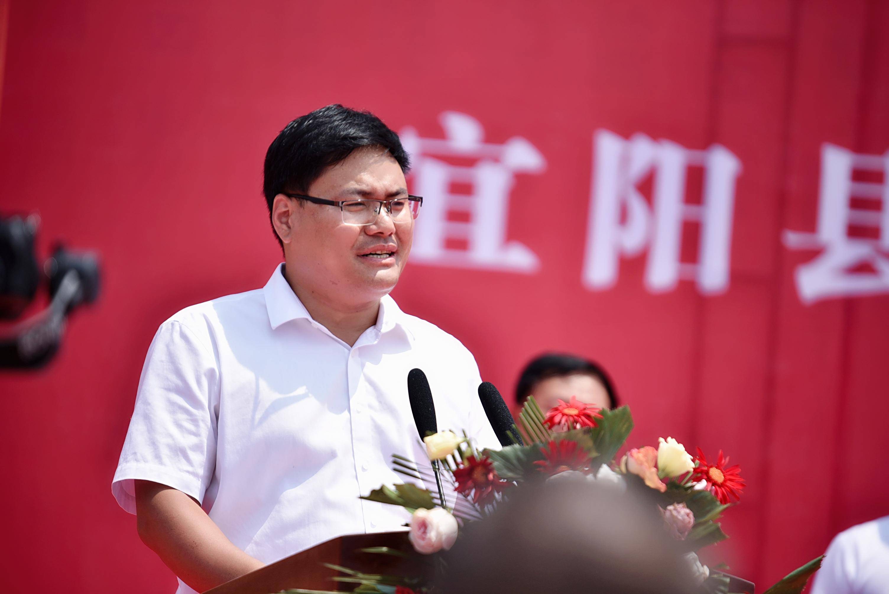 8月2日,洛阳市宜阳县董王庄乔庄村乡村振兴项目开业庆典暨艾情谷漂流