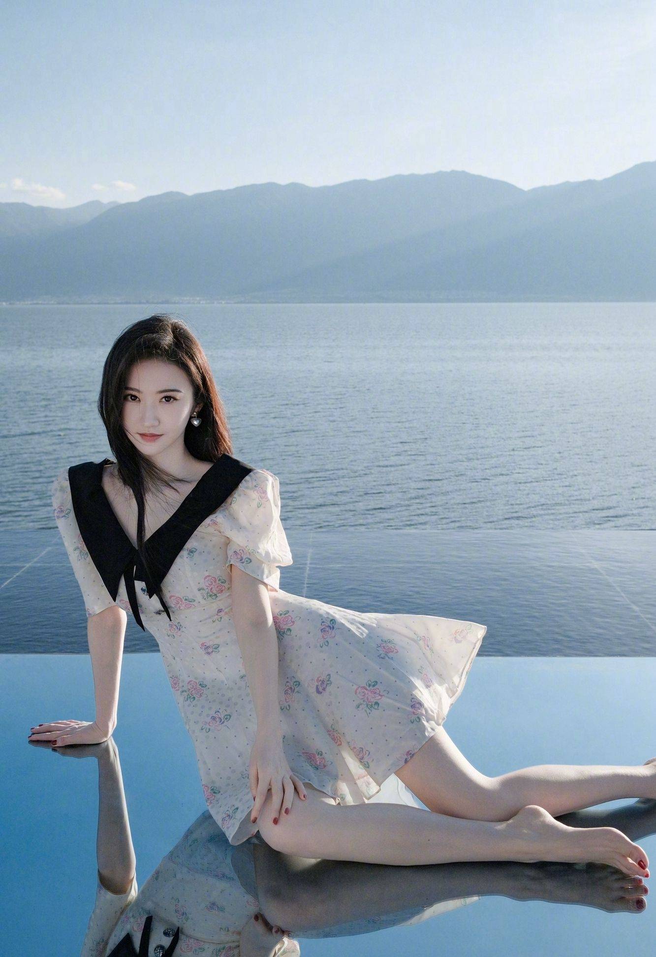 景甜深v花朵连衣裙性感写真_景甜深_花朵_连衣裙