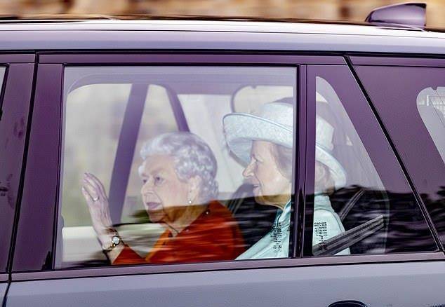 95岁女王重返白金汉宫，橙色套装很提气，有小儿子陪伴开心写脸上