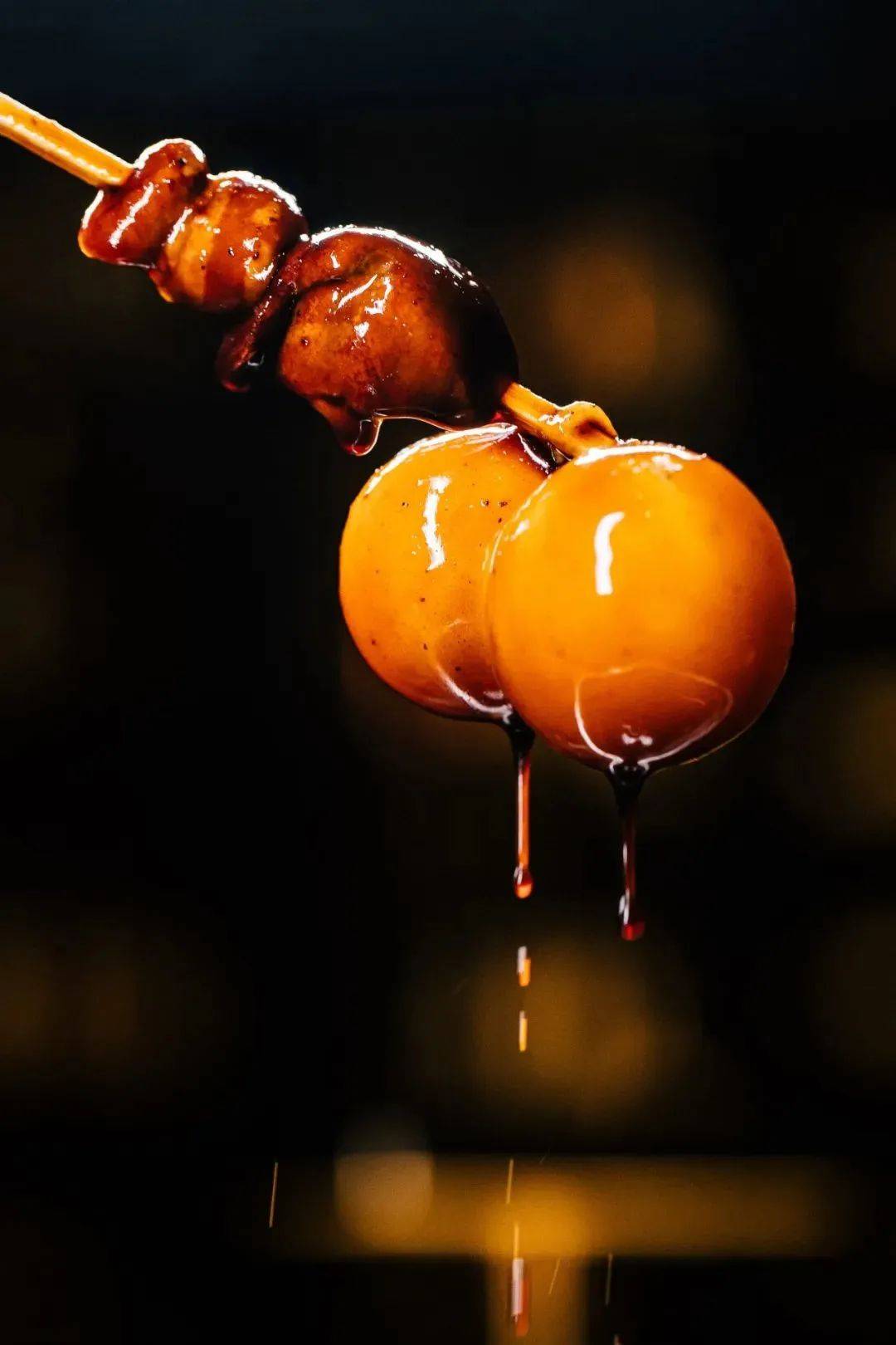 鸡提灯,经典又矜贵,每只鸡只能出一串,而且提灯的"灯"不能完全烤熟,还