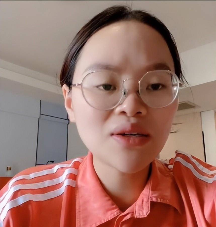 她晒孕肚,说前两胎是假剖宫产,她晒伤疤,说她虚报怀孕月份,她晒b超单