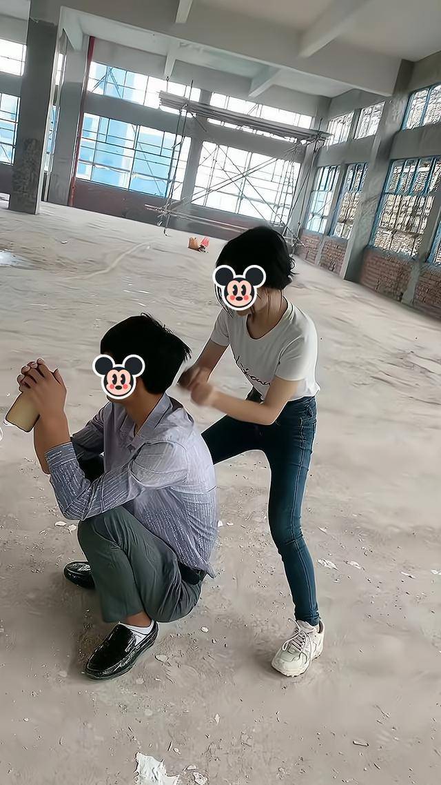 女子给男朋友捶背,在一旁的工友很羡慕:不忍直视_工地_女友_离开