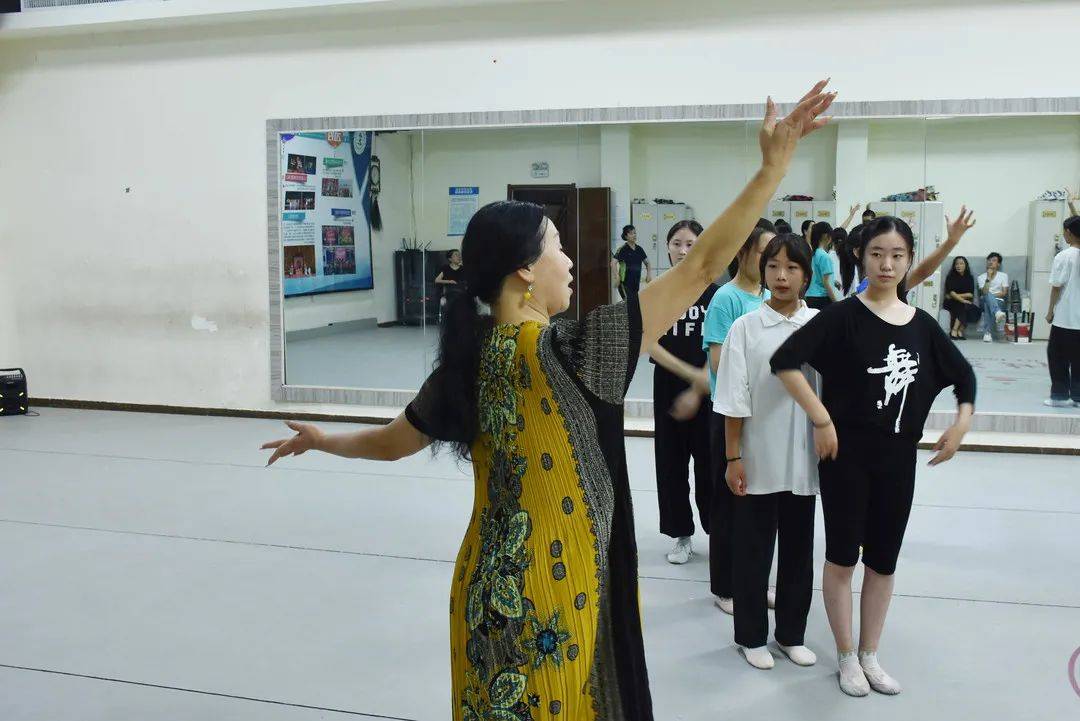 保定市文艺领军人才张冬梅教授来访保定艺术学校指导学生排练新舞_张