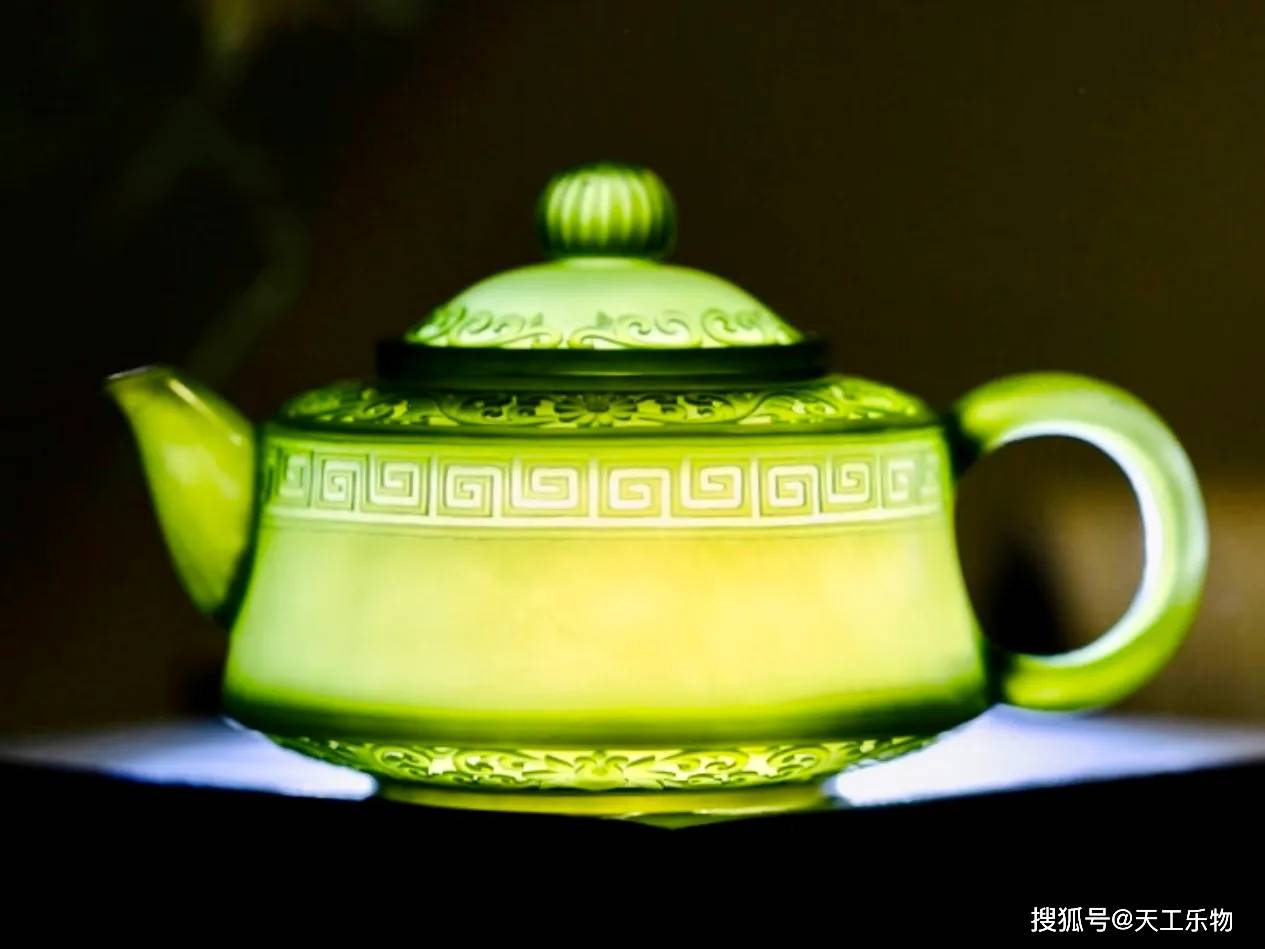 中国味道和田玉青玉缠枝纹薄胎井栏壶