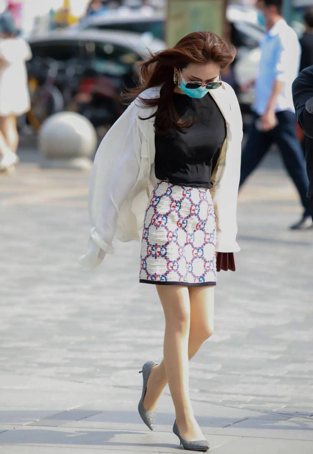 街拍美女身穿露肩吊带若隐若现的时尚锁骨分外动人