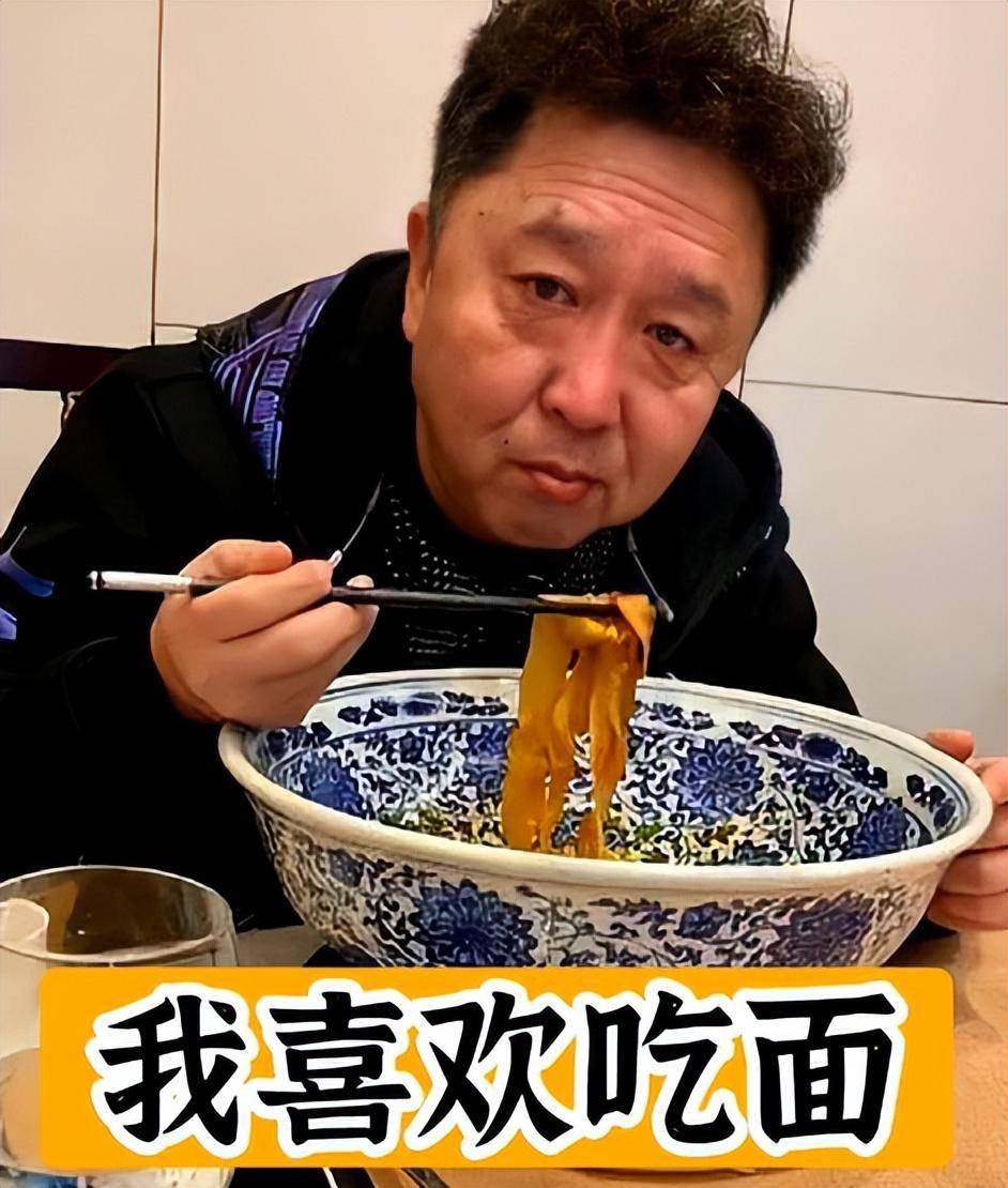 53岁于谦大院里喝酒吃饭,面色红润眼袋明显,一桌子家常菜接地气_网友