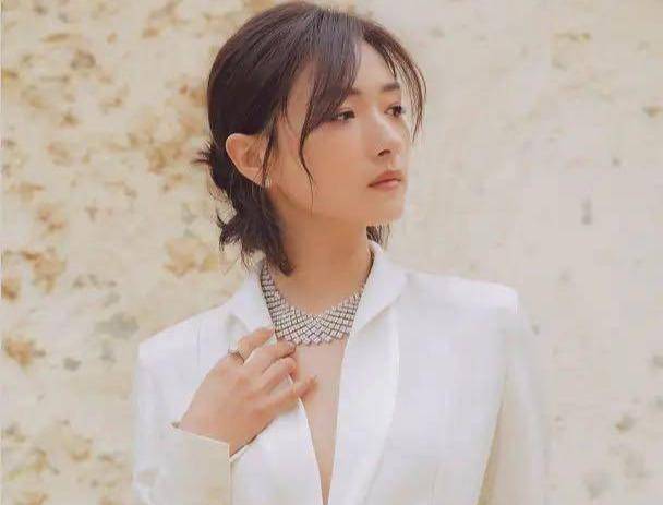 原创万茜终于放开了开胃衬衫配短发又美又飒女人看了都心动
