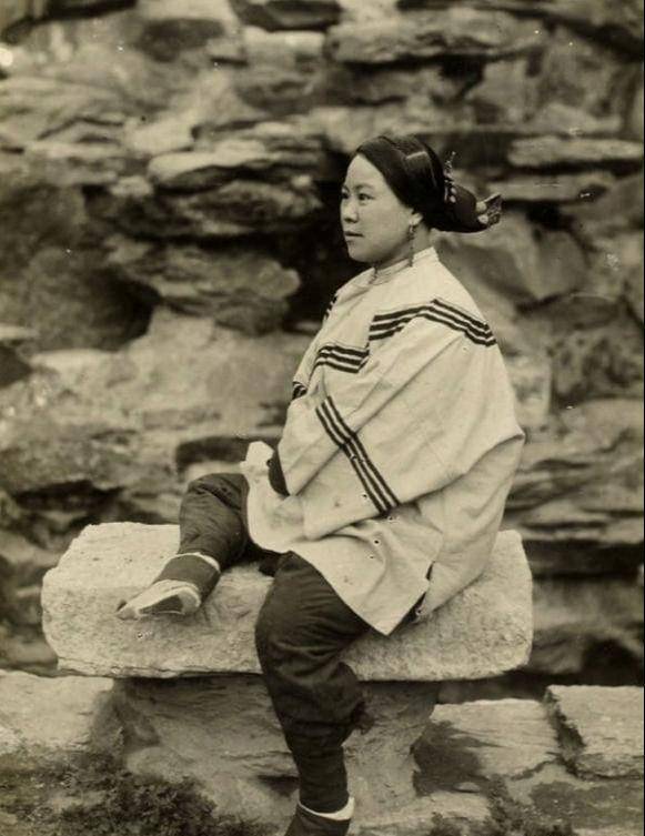老照片：清朝末年，一个汉族贵妇的留影，一位满族姑娘的留影