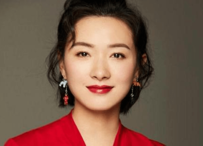 很奇怪的顾玲在记者会上还是调侃贾玲,说她和刘德华有一段爱情故事从