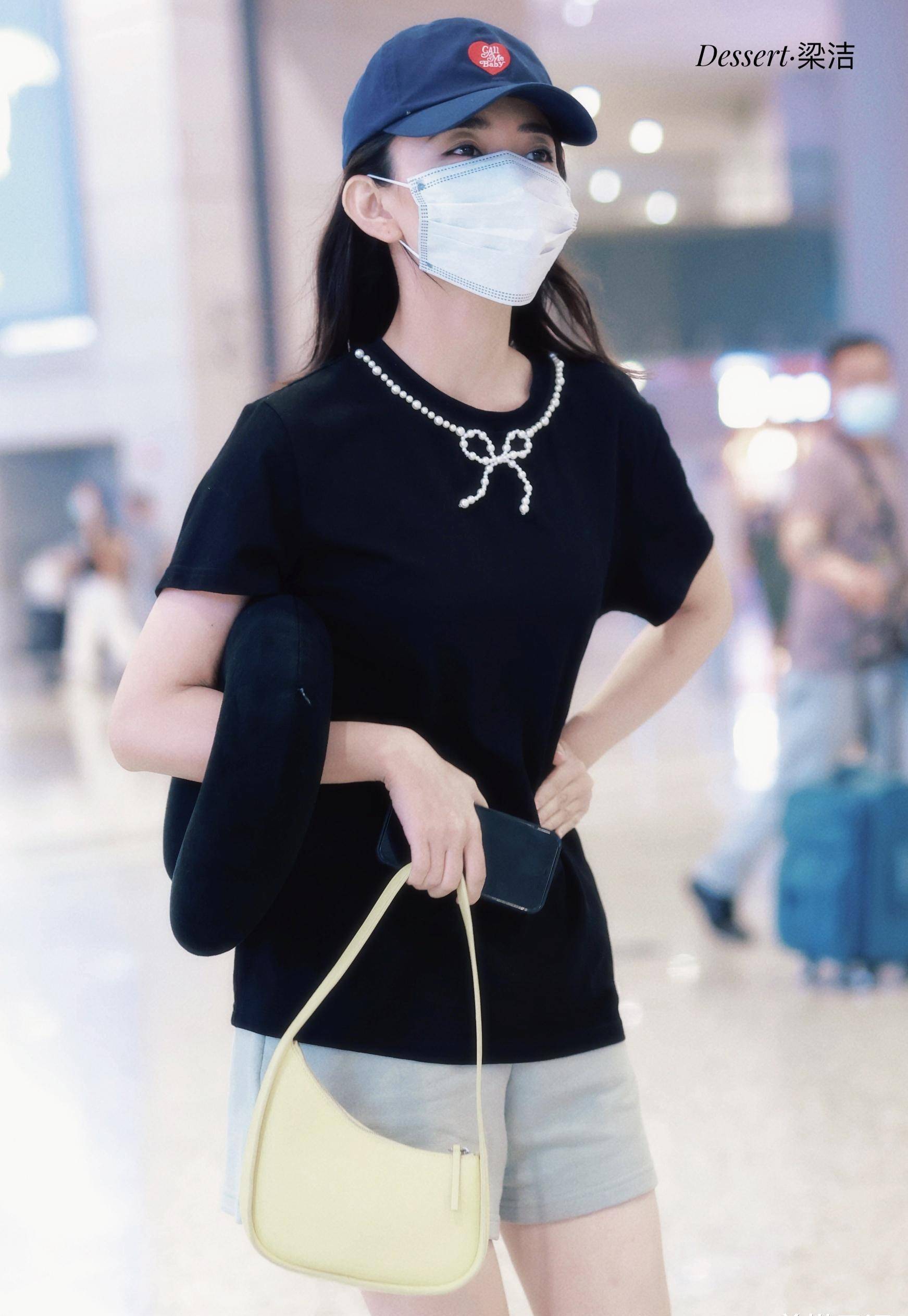 原创梁洁今日机场街拍穿搭蝴蝶结t恤是亮点75