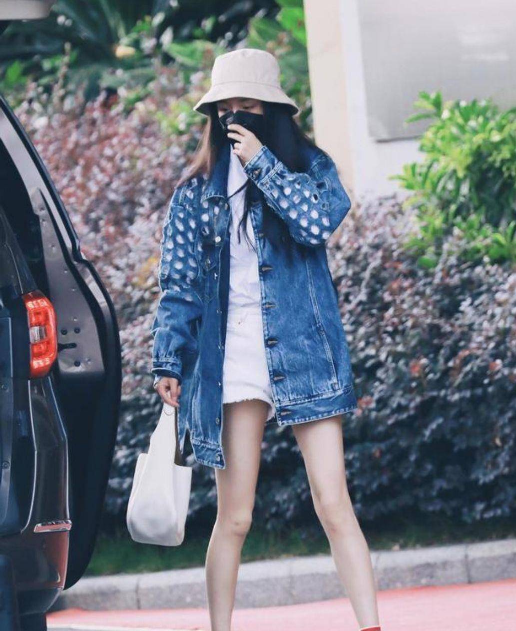 原创杨幂不愧是腿精日常穿搭偏爱短裤洁白无瑕的长腿引人羡慕