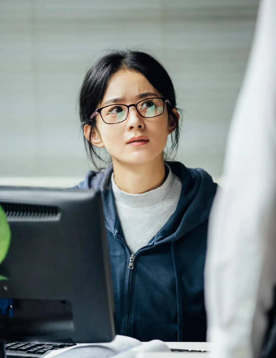 女明星素颜戴黑框眼镜,赵丽颖可爱,迪丽热巴可爱,白鹿文学_赵露思