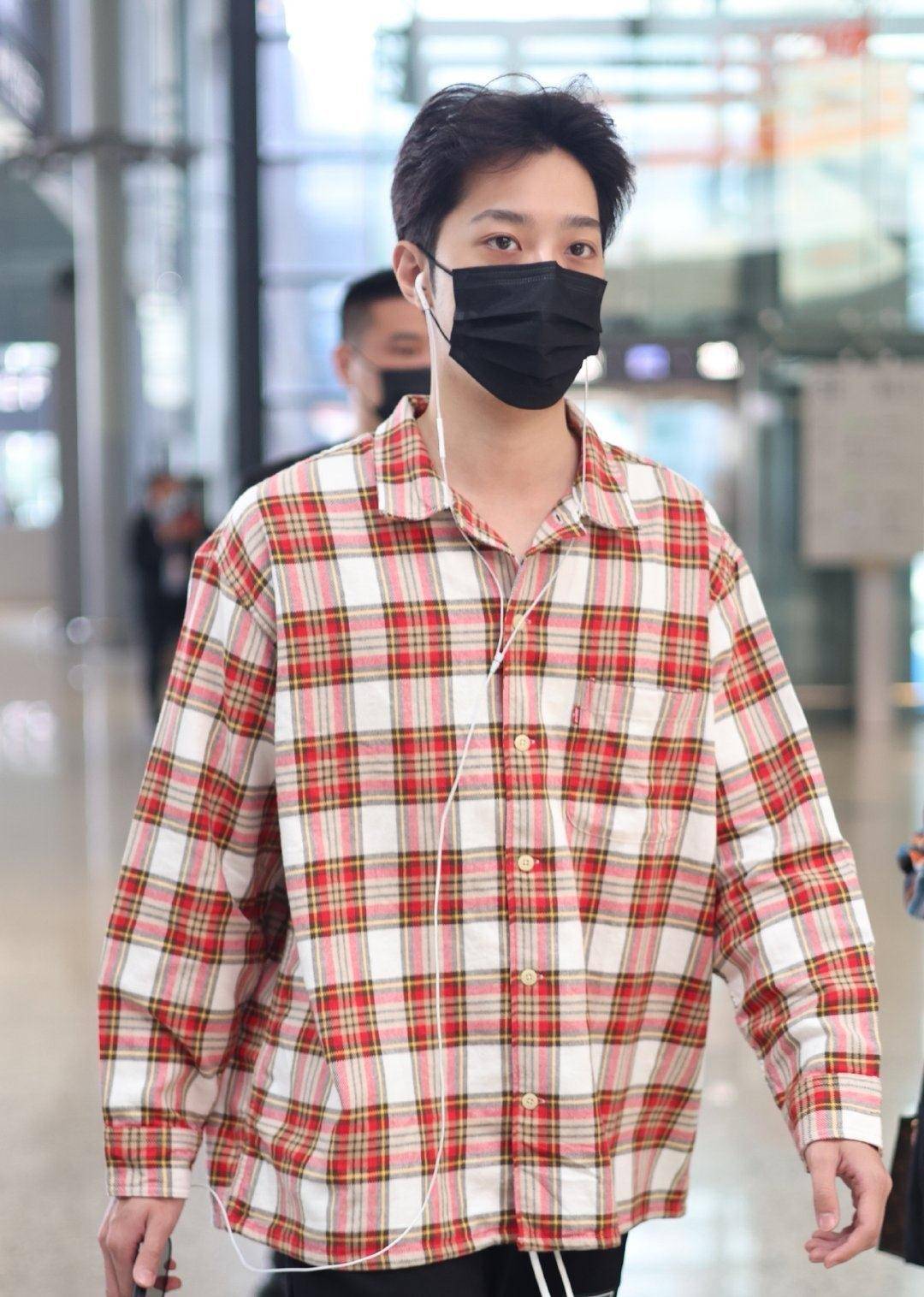 男爱豆的机场穿搭合集俊俊子充满少年感第二个是绝绝子