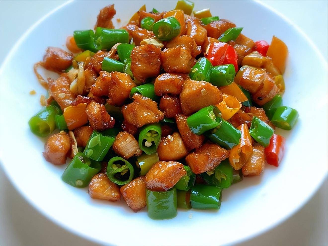 土豆片炒火腿肠,辣子鸡丁,爆汁香煎豆腐做法教程_备用_花椒_用料