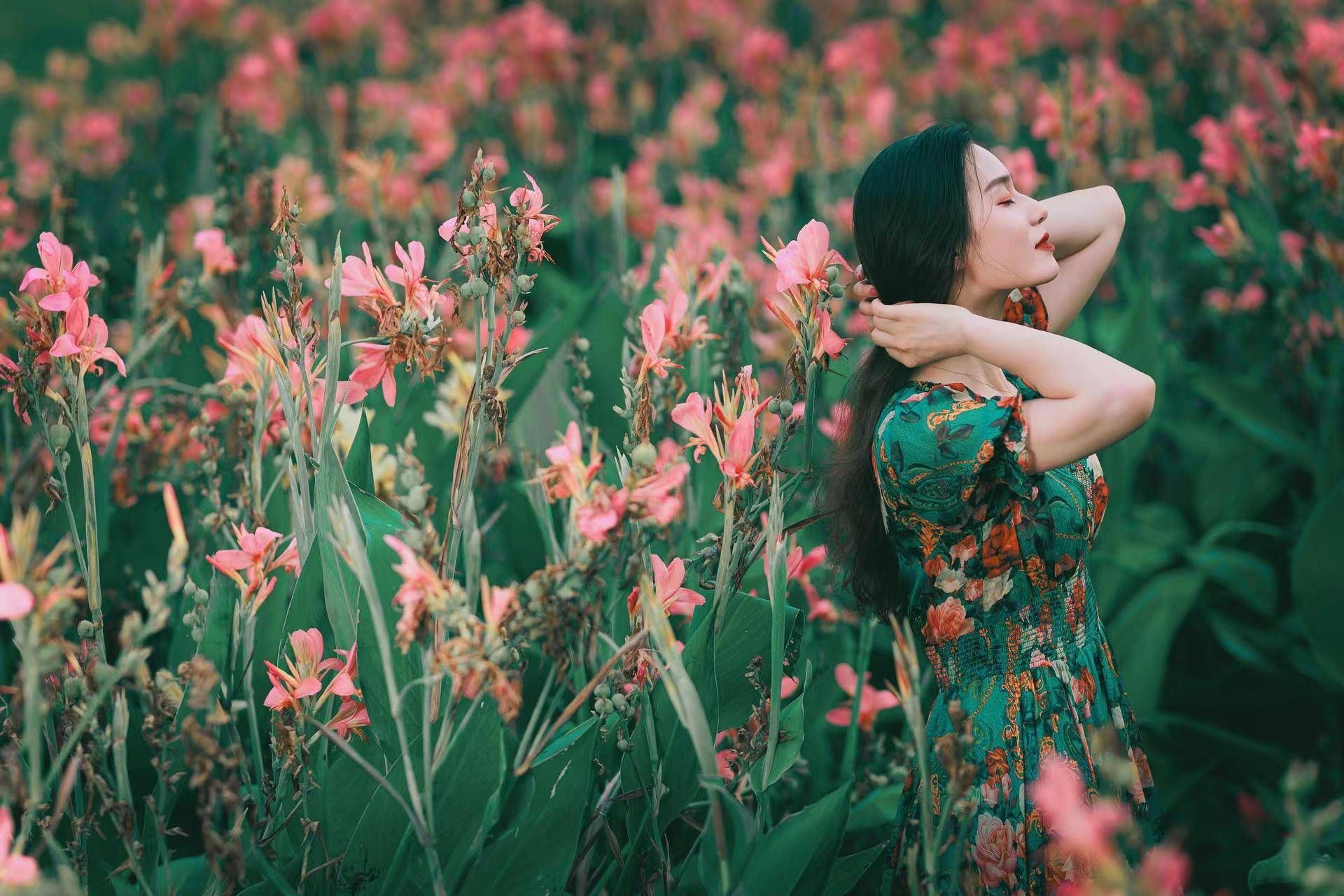 花海人像如何拍得更加亮眼?尝试8个动作,拍照自然人又美-懂百科