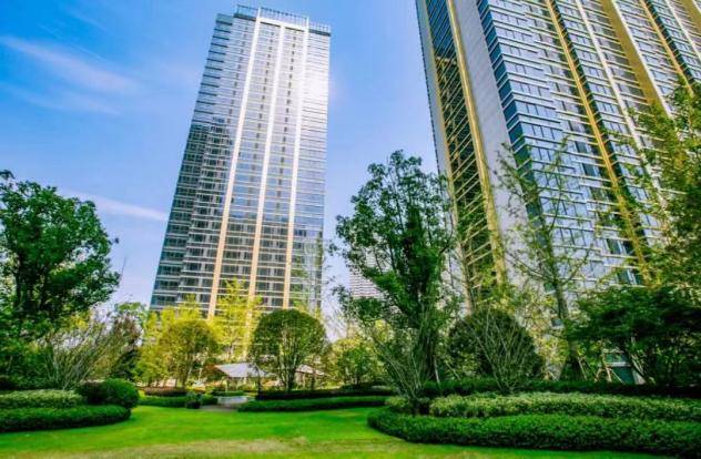 伟星印长江项目实拍图聘请知名大师团队,打造湖山封面作品;玻璃幕窗