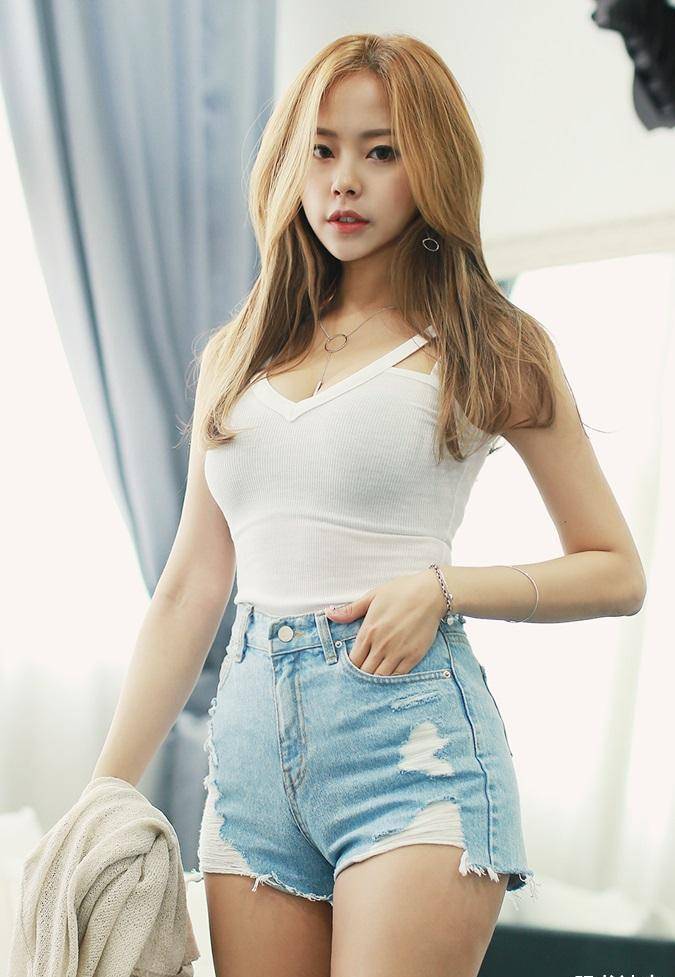 原创微胖身材的美女模特背心配热裤的简约穿搭看起来时尚又迷人