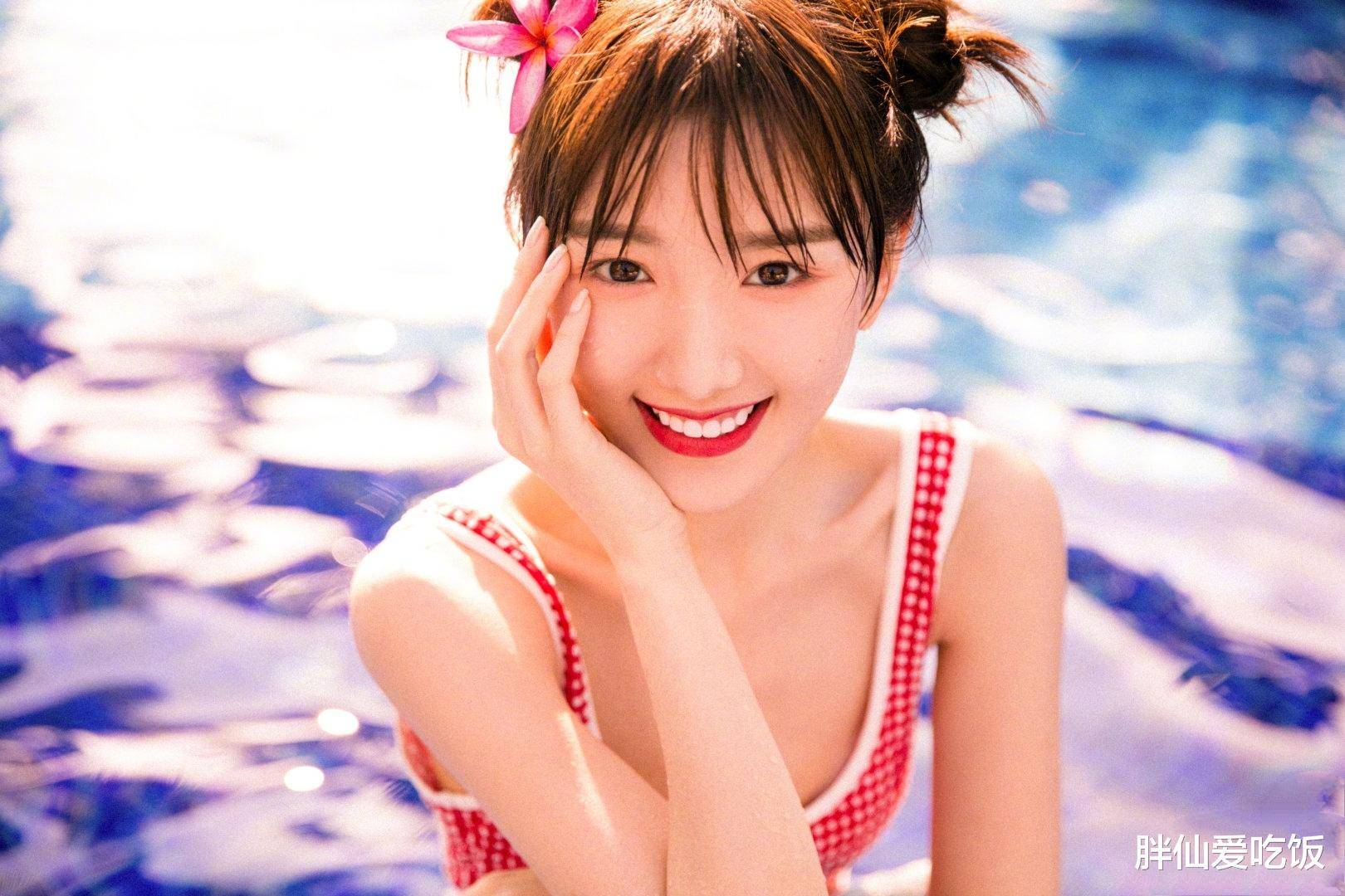 毛晓彤晒出自已夏天的泳衣照,满满的夏天气息,有谁注意到她放水里的腿