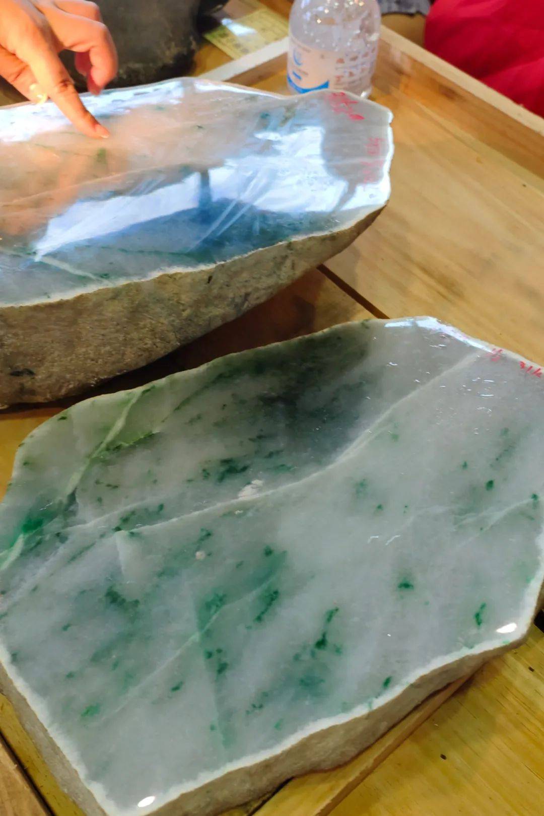 瑞丽2022首届公盘现场共6000余份毛料精品翡翠和教科级原石都在这里了