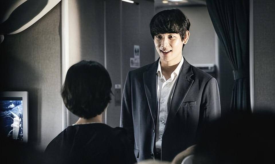 巨灾巨作《紧急迫降》首日在韩国上映票房冠军_任世晚_灾难_李秉宪