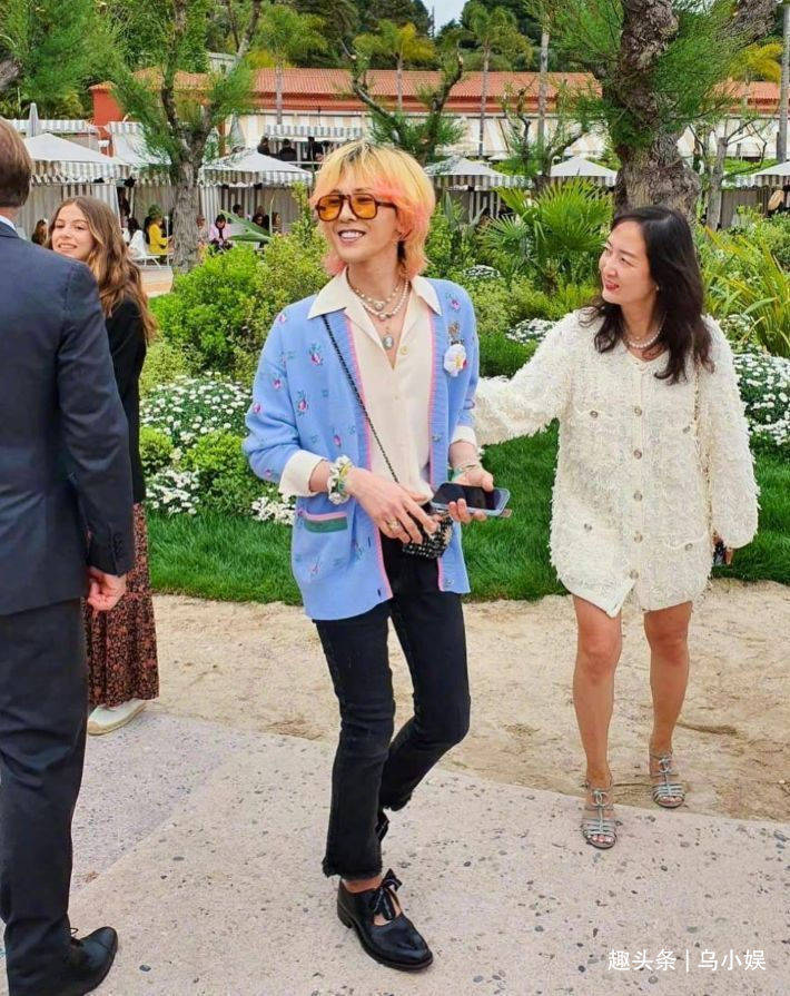 原创权志龙看秀生图曝光穿女装与外籍友人拥抱身材暴瘦酷似郭敬明