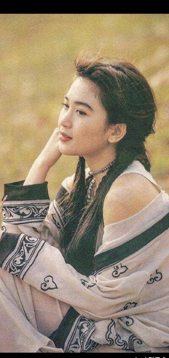 甚至有网友表示:温碧霞小时候真心丑.网友们