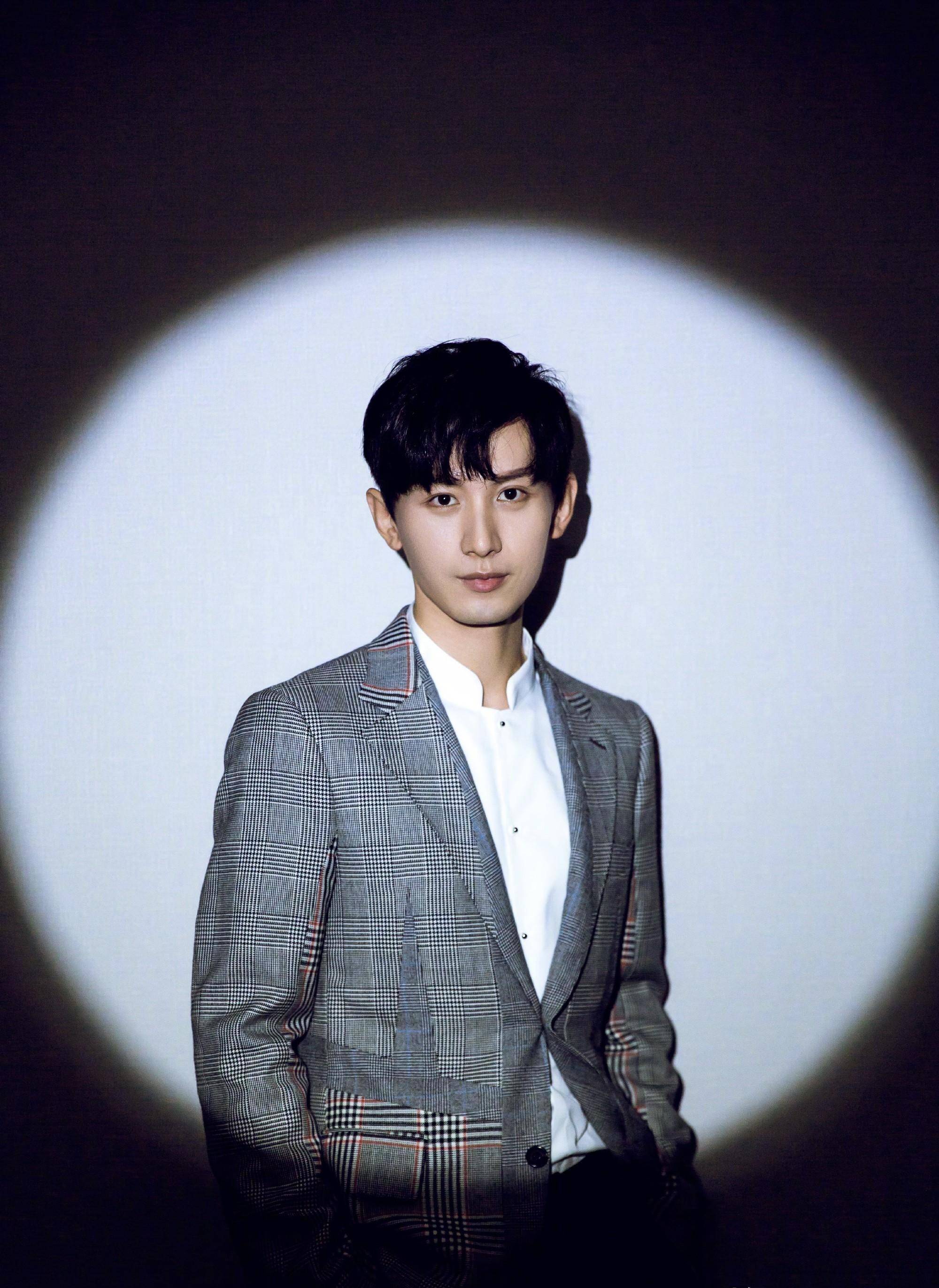 四大"顶流男星"无人出局,新顶流出现三位,却很难取代_丁禹兮_人气_肖