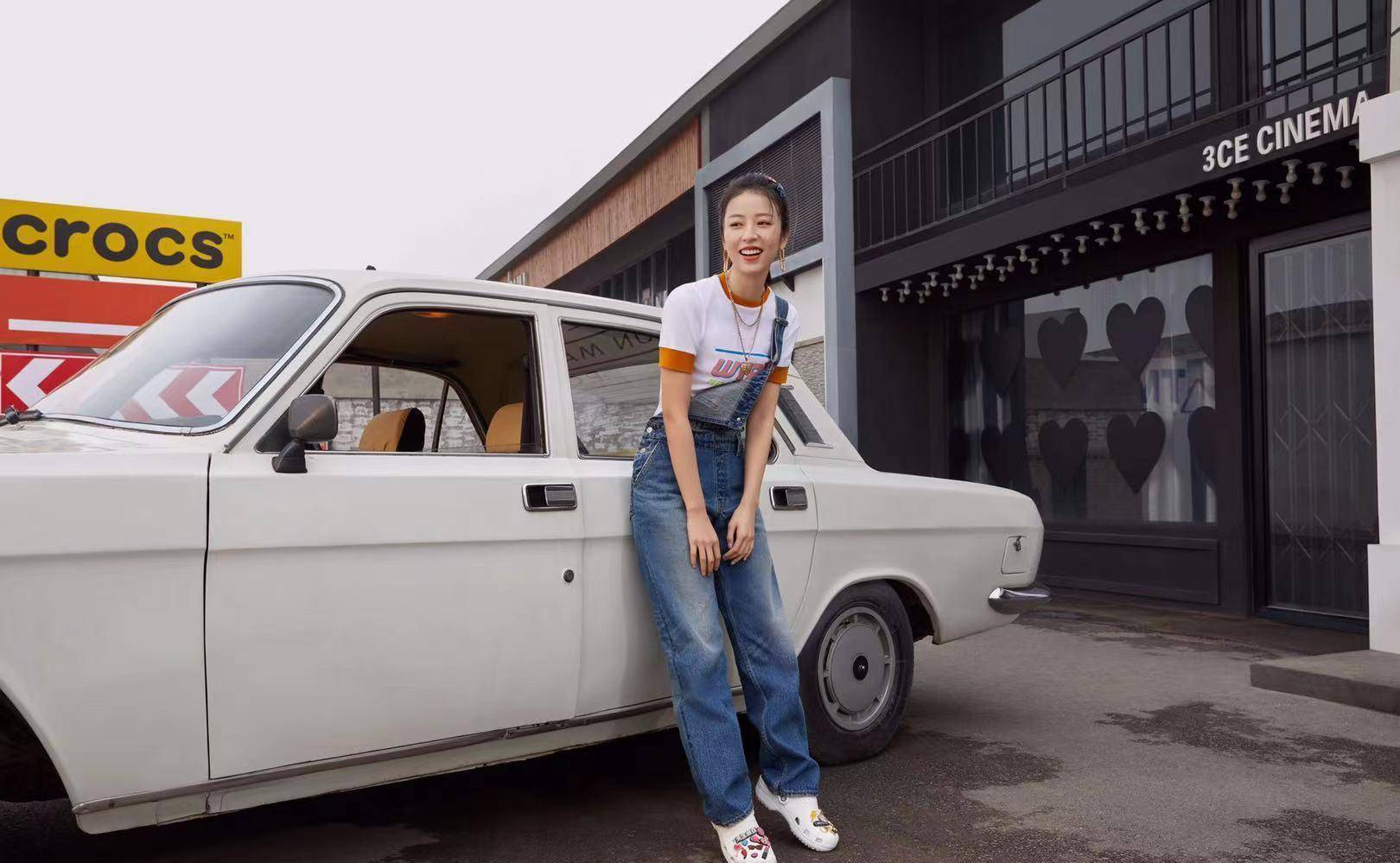 原创周雨彤穿搭确实是实用牛仔背带裤搭配t恤好看着呢