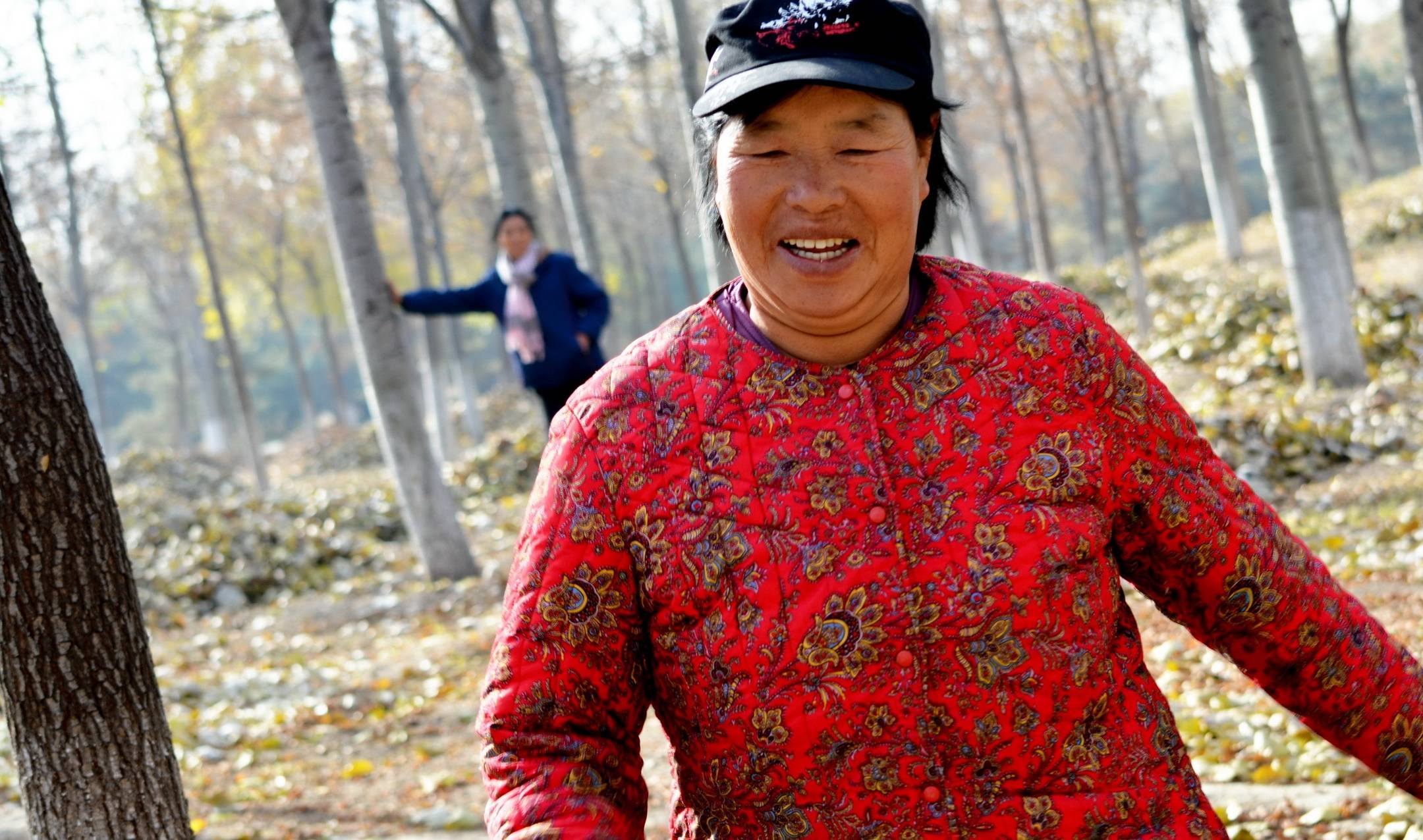 在北京扫树叶的大妈,得知小孙子马上就要看到她的照片,激动不已_奶奶