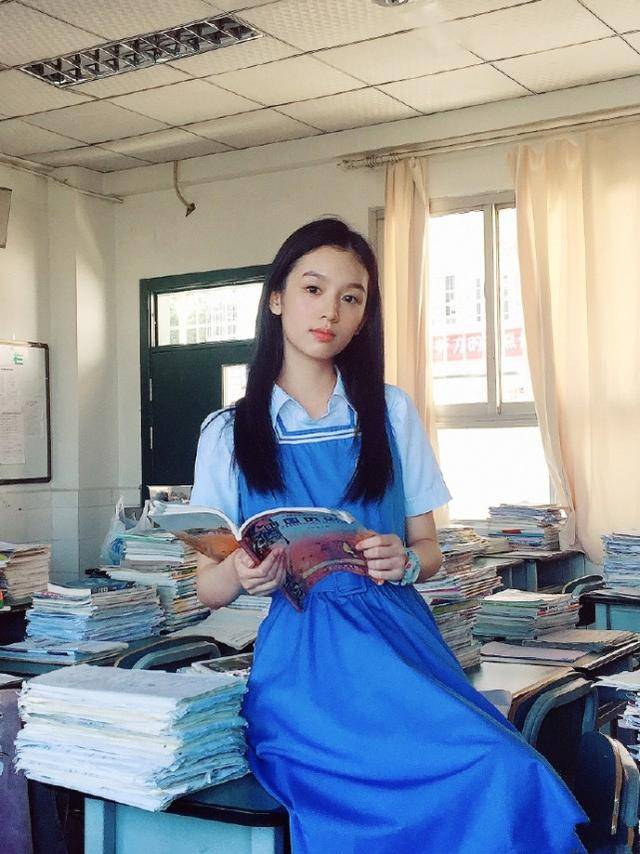 周也拍毕业照,颜值输给班花,晒出大合照终于知道为啥她是明星了_时候
