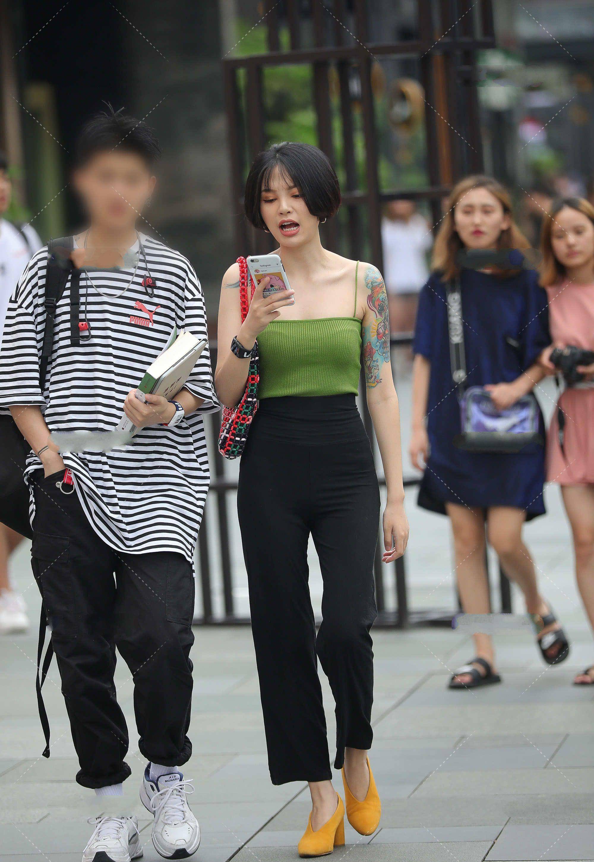 黑色高腰裤,搭配绿系无袖上衣,打造干练帅气穿搭_显得_裤子_身形