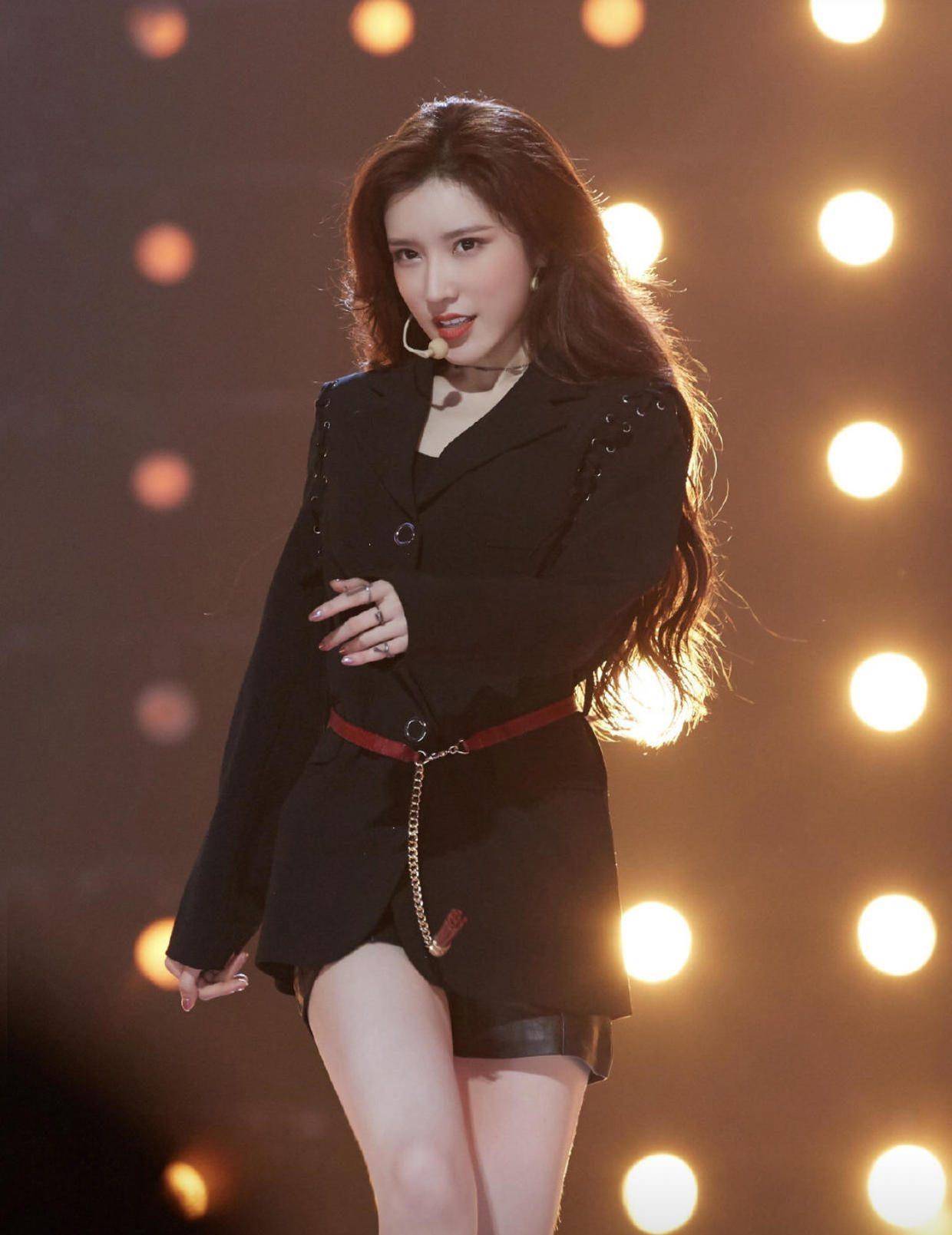 原创戴燕妮真是公主命穿无袖外套内搭条纹t恤一般人学不会