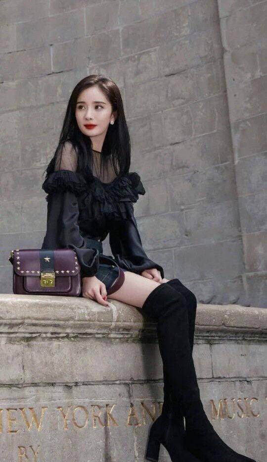 原创时尚女王杨幂太敢穿衬衫外套显活力膝盖纱布也不影响秀美腿